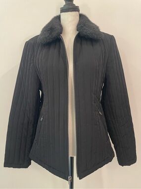 Esprit black quilted winter jacket with removable faux fur collar 🖤

Classic in